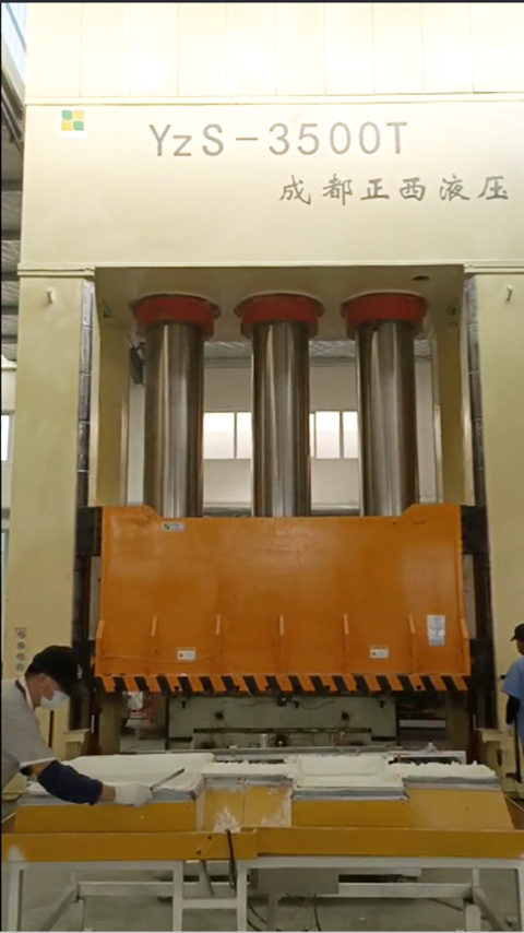 山東淄博液壓機需求客戶定制的3500噸框架液壓機圓滿交貨了，祝賀！